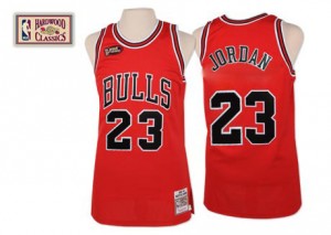 Maillot NBA Chicago Bulls #23 Michael Jordan Rouge Mitchell and Ness Swingman Final Patch Throwback - Homme