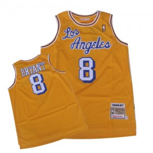 Los Angeles Lakers Mitchell and Ness Kobe Bryant #8 Throwback Crabbed Letter Swingman Maillot d'équipe de NBA - Or pour Homme